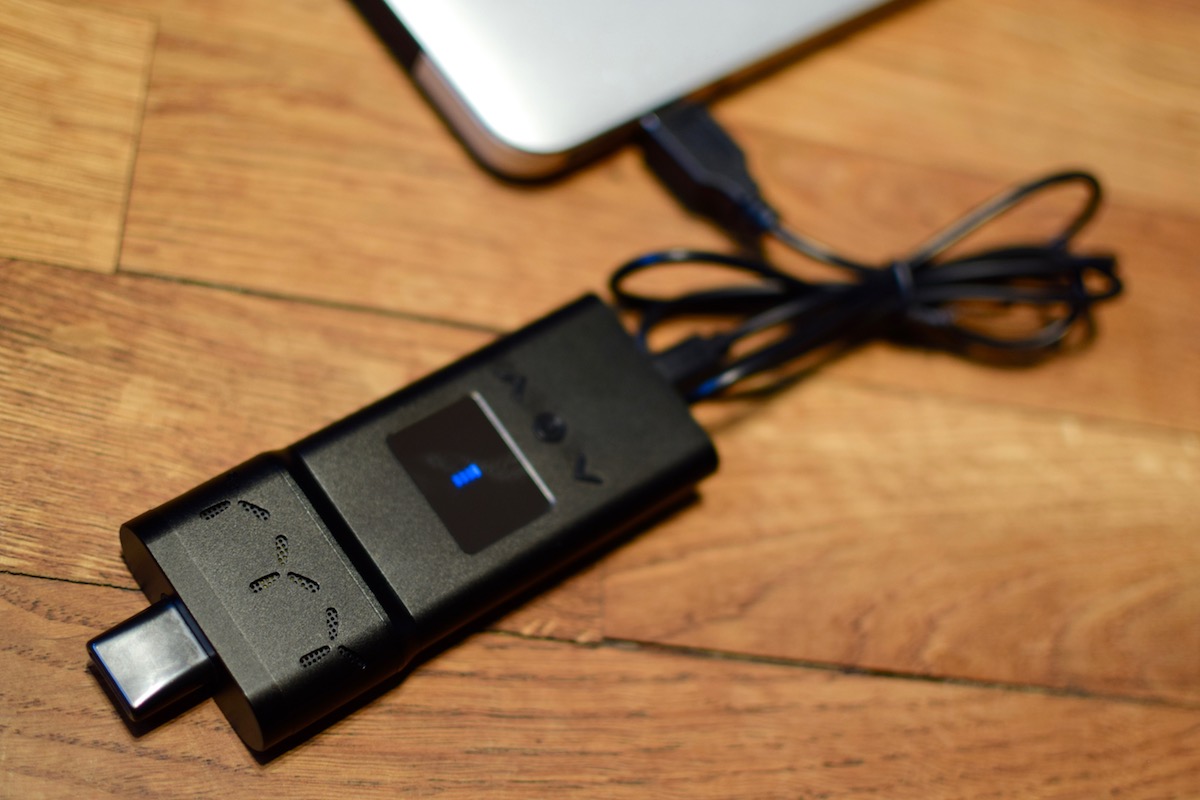 AirVape X: Charging via USB