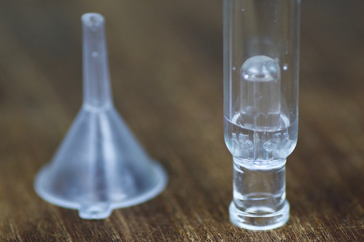 XMAX glass bubbler: a few drops of water does it